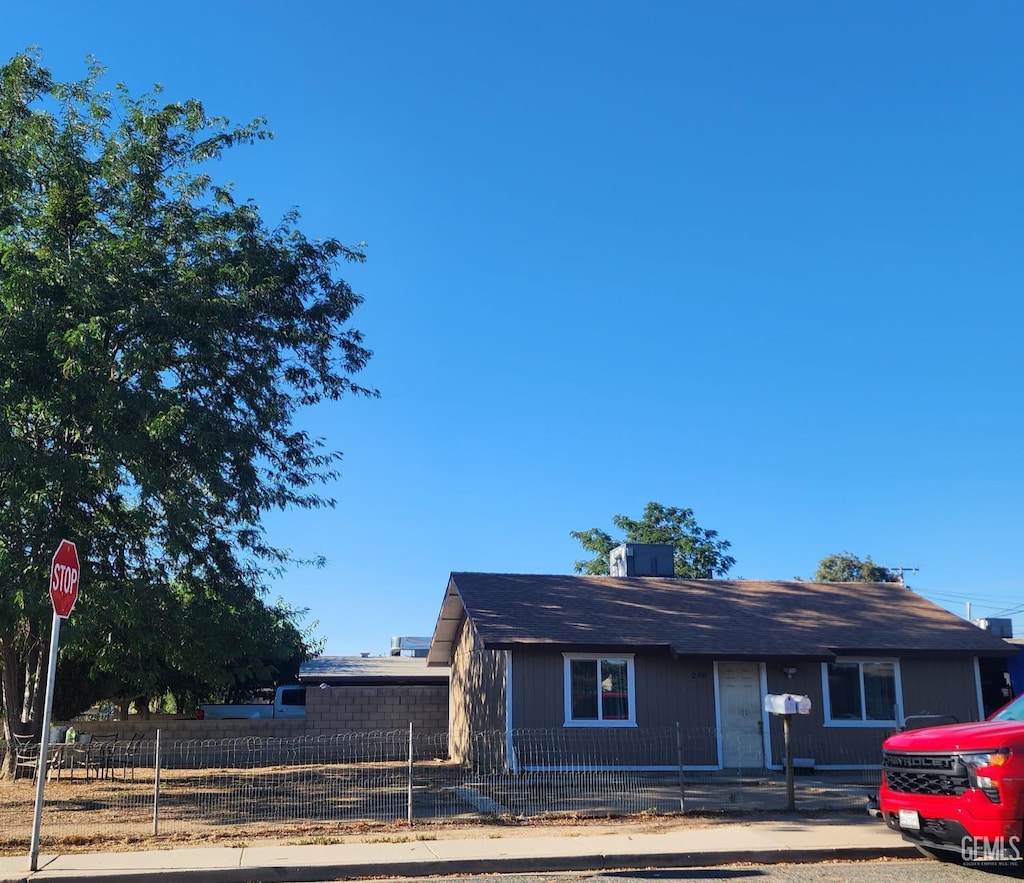 200 Browning Rd, Mc Farland, CA 93250 - view of front of home featuring a fenced front yard