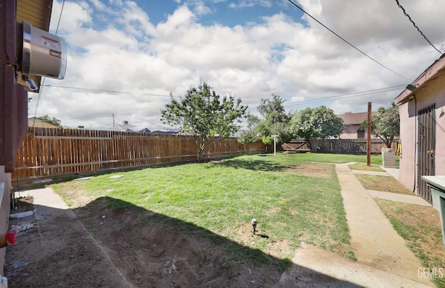 814 Eureka St, Bakersfield, CA 93305 - view of fenced backyard