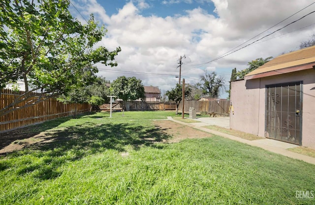 814 Eureka St, Bakersfield, CA 93305 - view of fenced backyard