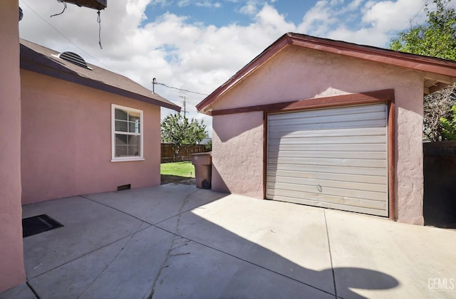 814 Eureka St, Bakersfield, CA 93305 - detached garage with driveway