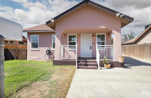 814 Eureka St, Bakersfield, CA 93305 - view of front of house with stucco siding and a porch