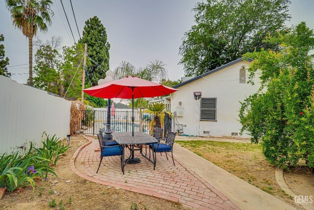 2849 Alturas Dr, Bakersfield, CA 93305 - view of patio featuring a fenced backyard and outdoor dining area