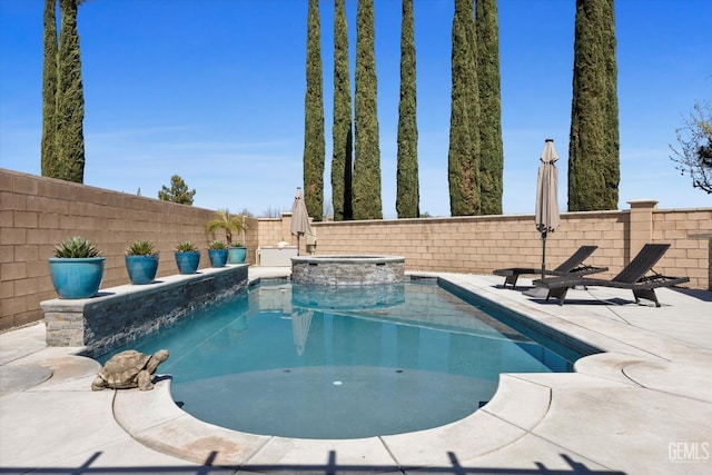 5503 Giverny Way, Bakersfield, CA 93306 - view of pool featuring a fenced backyard, a pool with connected hot tub, and a patio