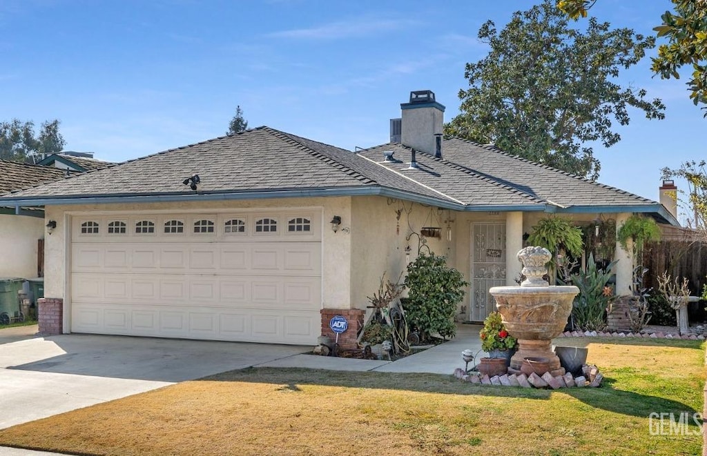 view of front of home featuring a garage and a front yard