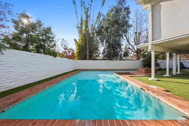 view of swimming pool featuring a lawn