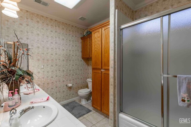 bathroom with visible vents, toilet, wallpapered walls, and crown molding