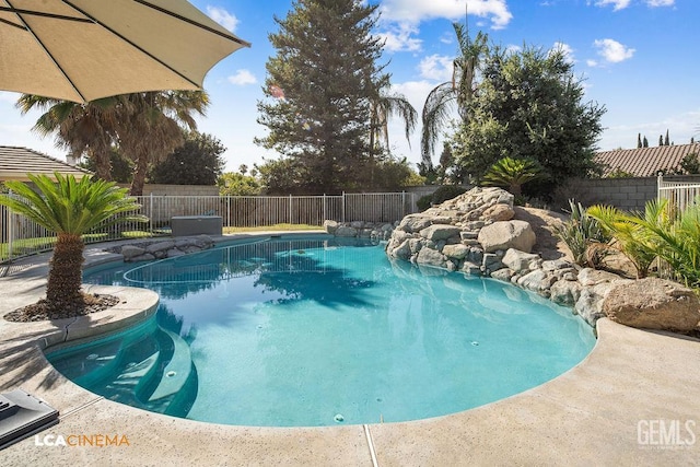 13019 Queen Palm Ct, Bakersfield, CA 93314 - view of pool