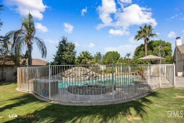 13019 Queen Palm Ct, Bakersfield, CA 93314 - view of pool