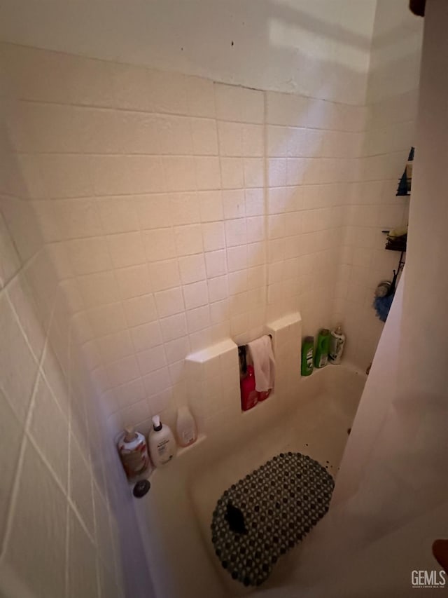 bathroom featuring shower / tub combo