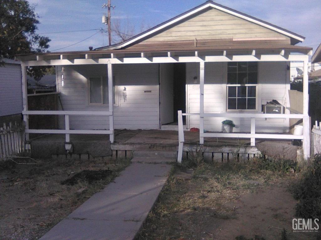 610 Lucard St, Taft, CA 93268 - view of front of home featuring a porch