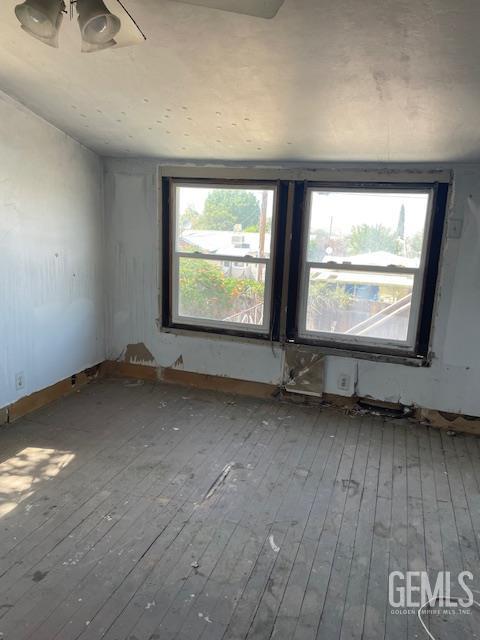 612 D St, Taft, CA 93268 - spare room with hardwood / wood-style floors