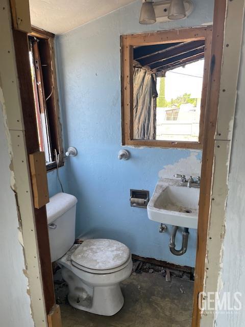 612 D St, Taft, CA 93268 - half bathroom featuring plenty of natural light