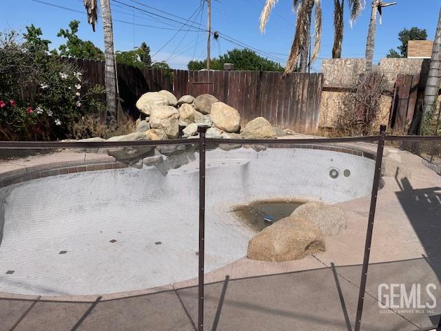 612 D St, Taft, CA 93268 - view of pool