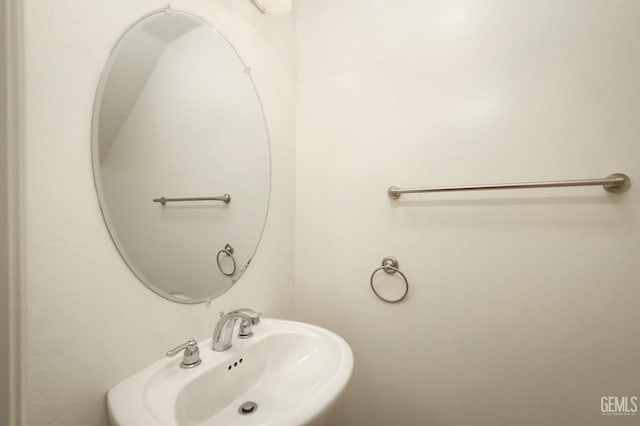 bathroom featuring sink