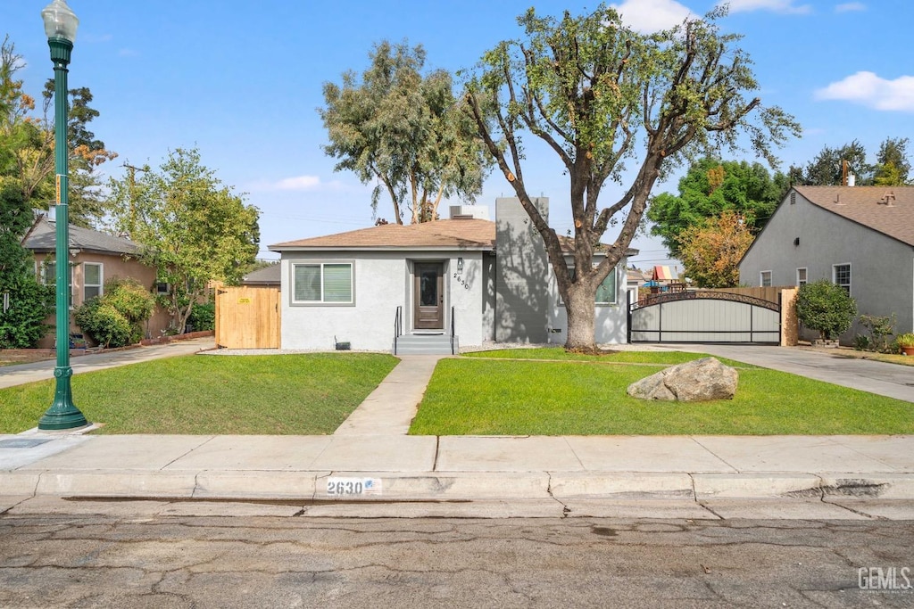 view of front facade with a front yard