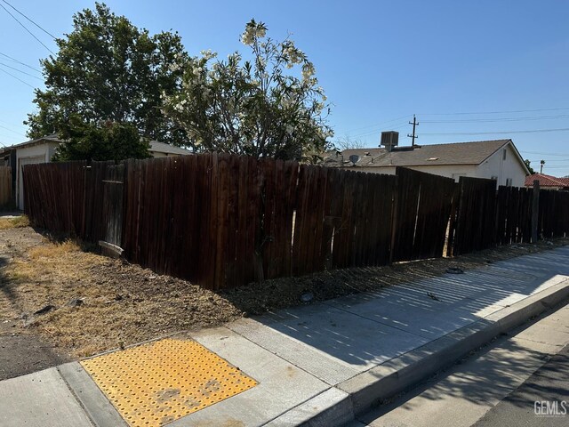 131 Bernard St, Bakersfield, CA 93305 - view of yard