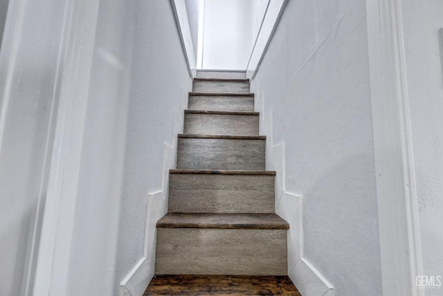 113 Lucard St, Taft, CA 93268 - view of staircase