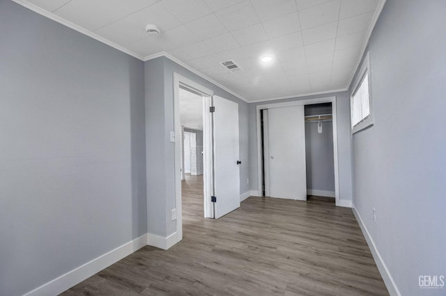 113 Lucard St, Taft, CA 93268 - unfurnished bedroom featuring crown molding, baseboards, a closet, and wood finished floors