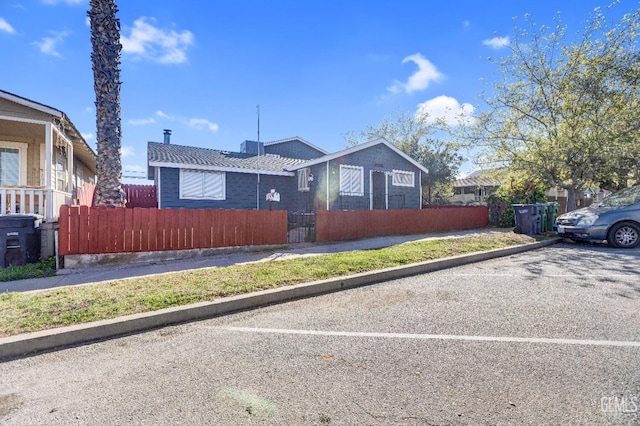 113 Lucard St, Taft, CA 93268 - bungalow-style house with a fenced front yard