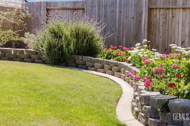 7116 Jolynn St, Bakersfield, CA 93308 - view of yard