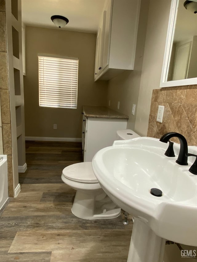 4700 Caliente Bodfish Rd, Caliente, CA 93518 - bathroom featuring wood finished floors, backsplash, toilet, and baseboards