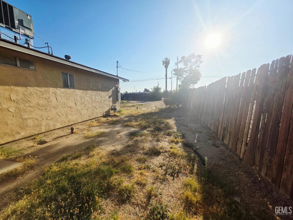 506 S Haley St, Bakersfield, CA 93307 - view of yard