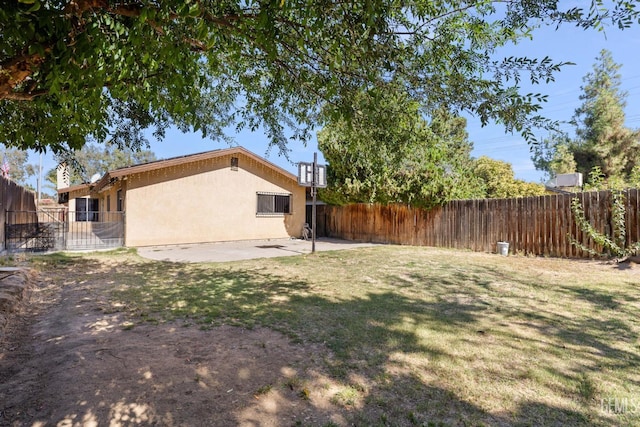 2617 Auburn Ct, Bakersfield, CA 93306 - fenced backyard with a patio