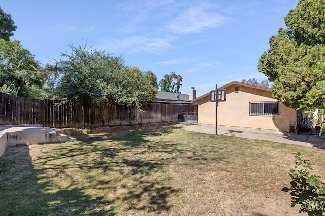 2617 Auburn Ct, Bakersfield, CA 93306 - view of yard featuring a patio