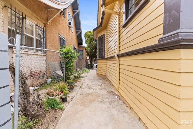 1940 S La Salle Ave, Los Angeles, CA 90018 - view of side of property