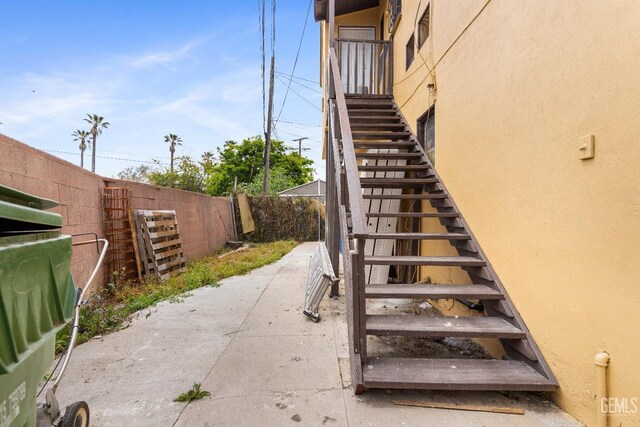 1940 S La Salle Ave, Los Angeles, CA 90018 - view of staircase