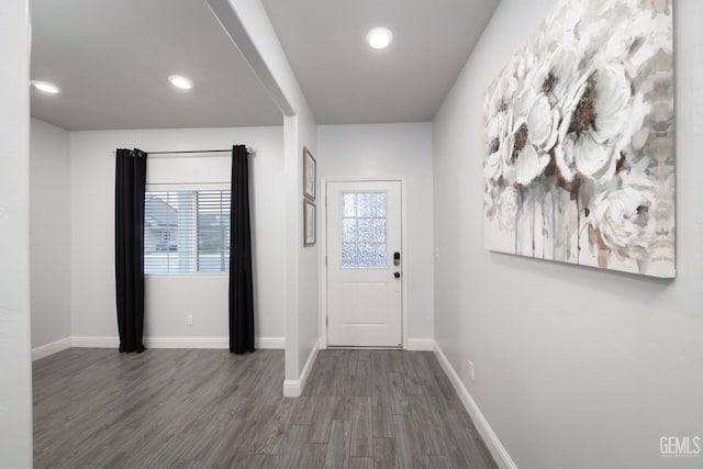 foyer featuring recessed lighting, dark wood-style flooring, and baseboards