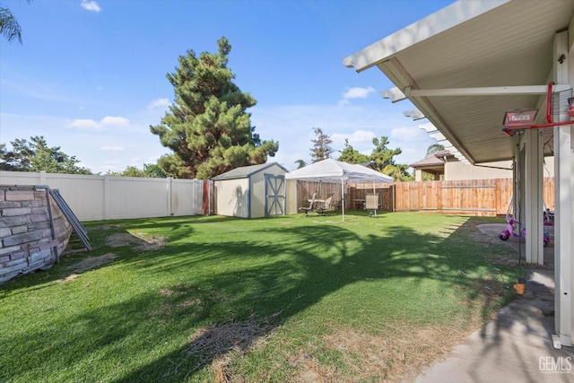 437 Rian Noelle Ct, Bakersfield, CA 93308 - fenced backyard featuring a storage unit