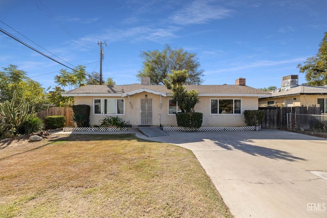 single story home with a front lawn