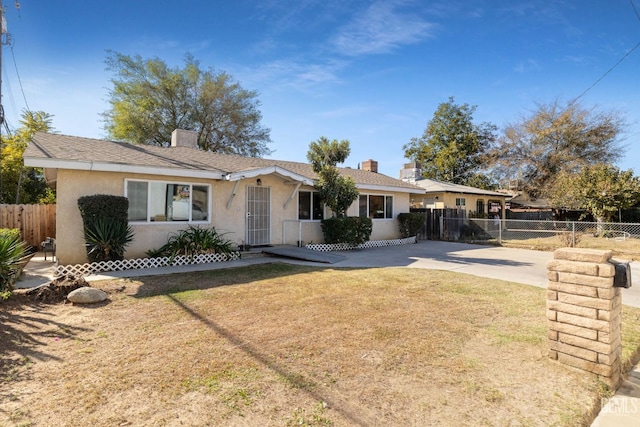 single story home featuring a front lawn