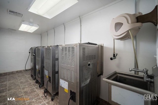 428 Center St Unit A, Taft, CA 93268 - utility room with a sink