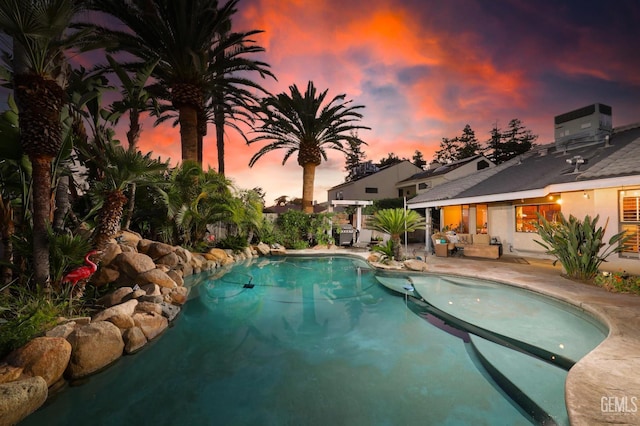 7305 Wilford Ct, Bakersfield, CA 93309 - swimming pool with a patio