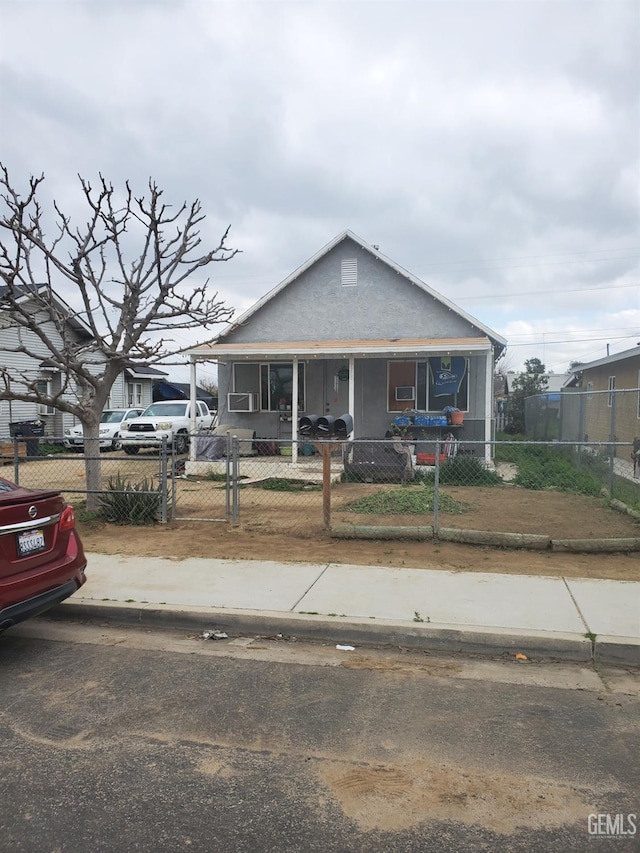 view of front of property featuring a fenced front yard