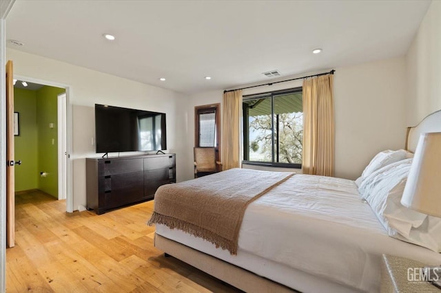 bedroom featuring light wood-style floors, recessed lighting, and visible vents