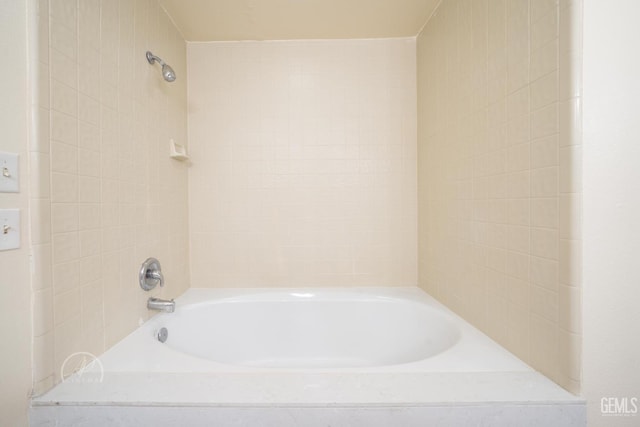 bathroom featuring tiled shower / bath combo