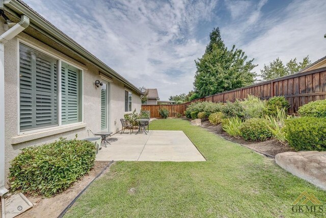 view of yard featuring a patio