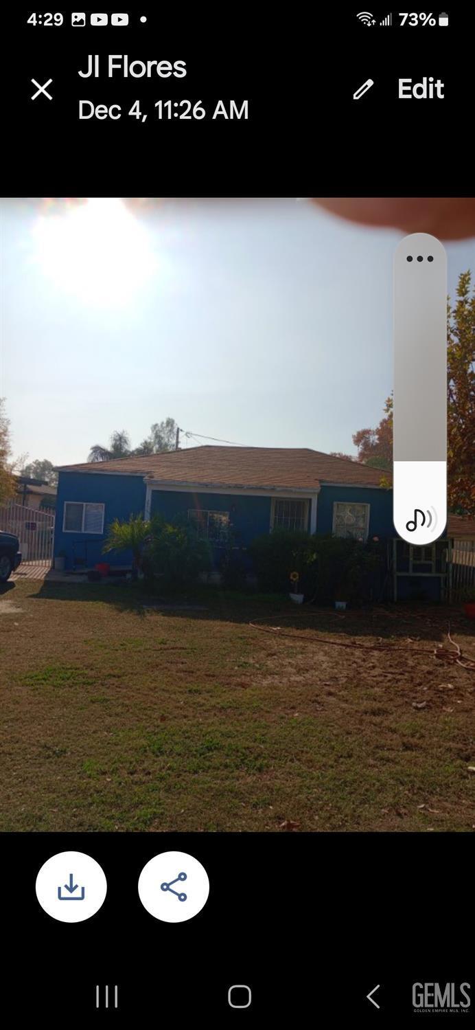 view of front of house featuring a front yard