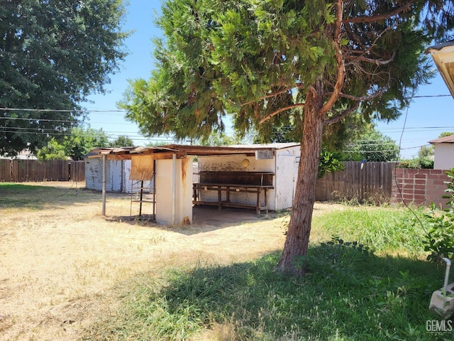 2132 Wingland Dr, Bakersfield, CA 93308 - view of yard featuring an outbuilding and exterior structure