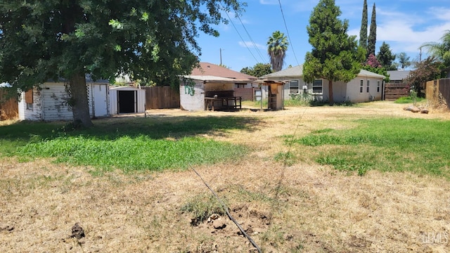 2132 Wingland Dr, Bakersfield, CA 93308 - view of yard featuring a storage shed