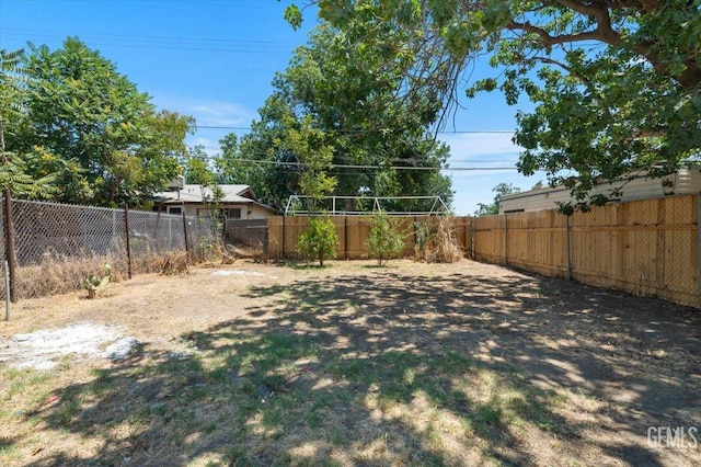 714 R St, Bakersfield, CA 93304 - view of fenced backyard