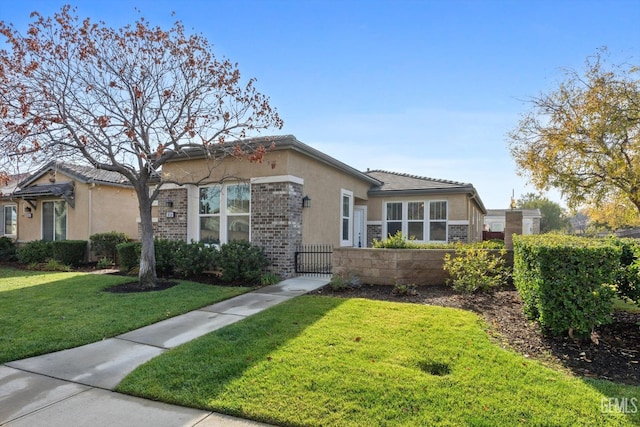 single story home with a front lawn