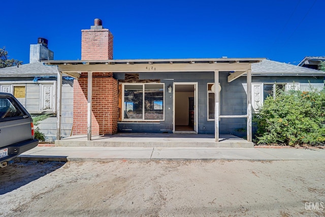 entrance to property featuring a porch