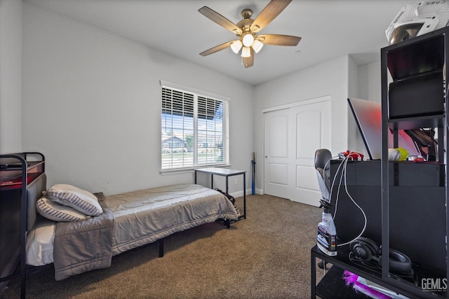bedroom featuring a ceiling fan, carpet, and a closet