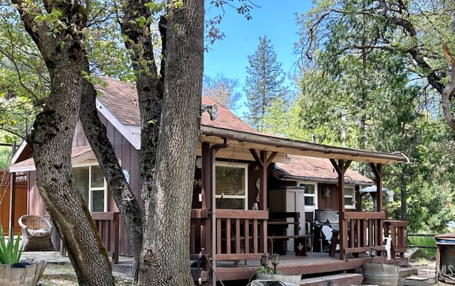 view of front of home featuring a wooden deck