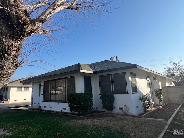 view of front of property featuring a front yard