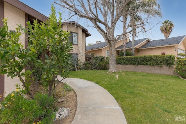 view of property's community featuring a yard